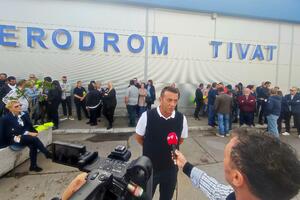 Dio radnika Aerodroma Tivat održao "mirno protestno okupljanje":...