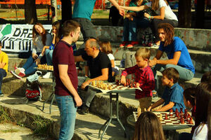 Jogom i šahom protiv gradnje vrtića u dvorištu gimnazije