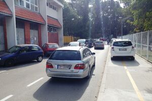 Tivat: Kako se probiti do škola od nepropisno parkiranih auta