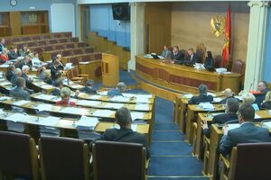 Poslanici vladajuće koalicije predali predlog Rezolucije povodom...