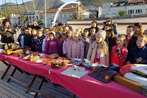 Hiljadu djece iz Tivta obišlo jedrenjak "Jadran“