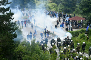 Pogledajte: Grčka policija suzavcem spriječila demonstrante da...