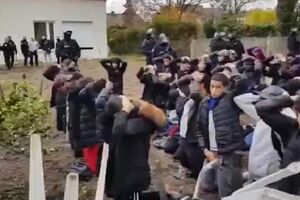 VIDEO Policija natjerala učenike da kleče na koljenima