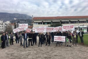Protest NVO "Bazar" ispred Opštine Budva: Brisanje privremenih...