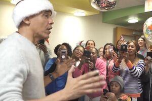 Pogledajte kako se Barak Obama snašao u ulozi Djeda Mraza