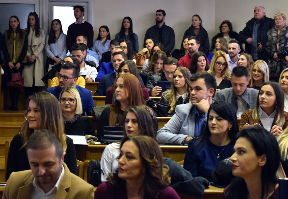 Sa Medicinskog fakulteta danas je izašlo 39 svršenih studenata medicine, 35 studenata farmacije i 14 stomatologije. U galeriji pogledajte kako je bilo na svečanosti...