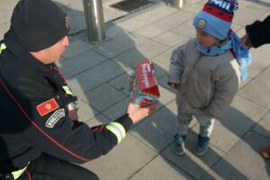 Bijelo Polje: Policajci dijelili djeci poklon paketiće