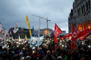 Najmanje 10.000 ljudi protestovalo u Budimpešti zbog zakona o radu