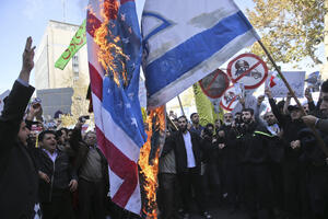 "SMRT AMERICI" Očekujući sankcije: Iranci spalili američke i...
