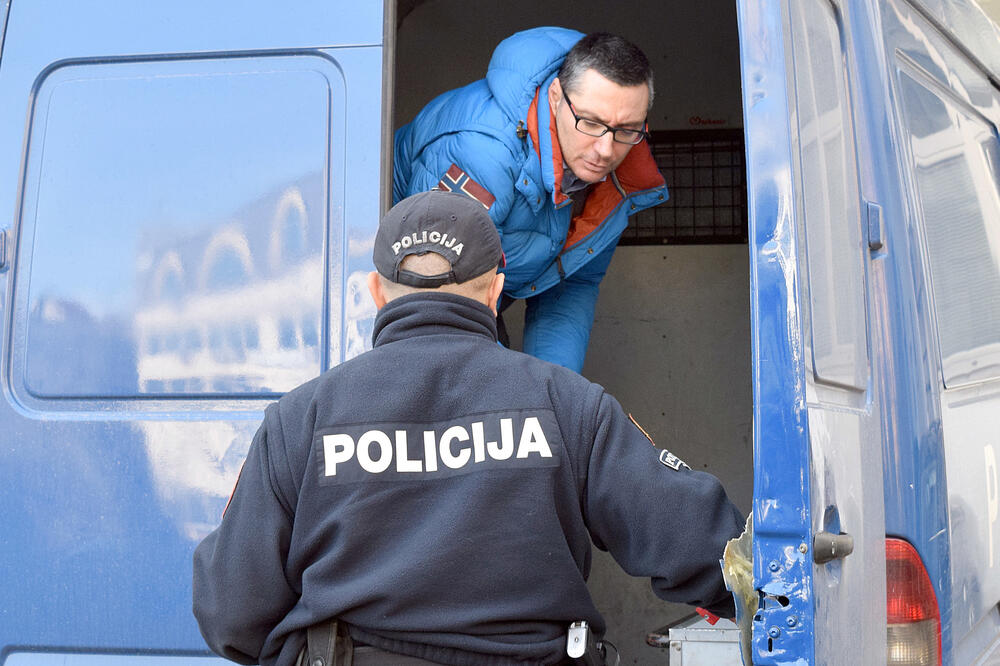 Velibor Milošević izlazi iz policijske "marice", Foto: Zoran Đurić