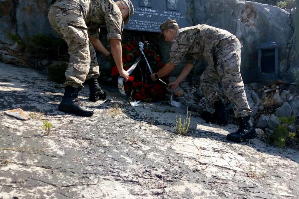 Polaganja vijenaca na spomen ploču poginulim pilotima Vazduhoplovstva VCG, Luštica, Foto: Ministarstvo odbrane Crne Gore