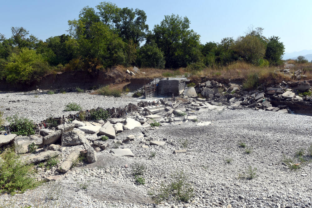 Betonirani dio korita rijeke Sitnice, Foto: Savo Prelević