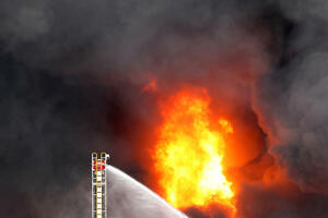 Ogroman požar u Melburnu: Iz skladišta fabrike kulja otrovan dim