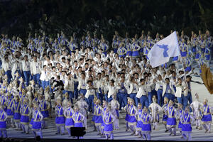 Sportisti iz Južne i Sjeverne Koreje zajedno na ceremoniji...