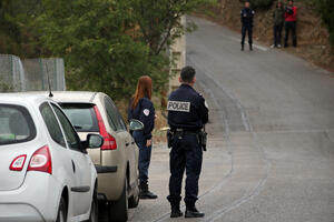 Francuska: Policija traga za vozačem koji je autom uletio u...