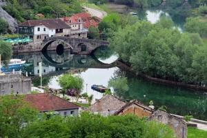 Rijeka Crnojevića: Turisti dolaze, ali vode nema, putevi...
