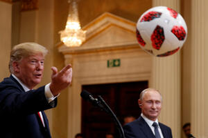 Putin poklonio Trampu loptu koja možda ima čip za slanje podataka