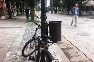 Bijelo Polje: Bicikla vežu za bandere jer nema parkinga