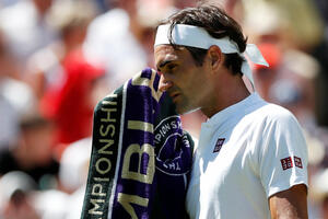 Gdje su Federerovi inicijali na opremi?