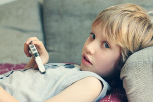 Prekomjerna izloženost pred ekranom može kod djece dovesti do...