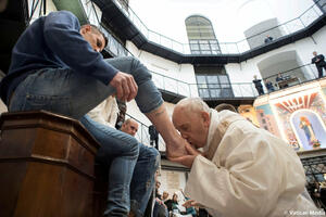 Pogledajte kako Papa pere noge zatvorenicima