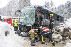 Austrija: Autobus izletio s puta i udario u zid, povrijeđene 24...
