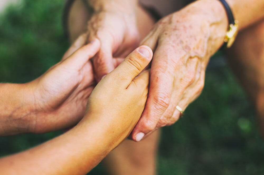 baba i dijete ruke, Foto: Shutterstock (Ilustracija)