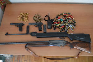 Pretresi na Cetinju: Policija oduzela oružje, municiju i marihuanu