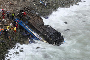 Peru: Iz olupine autobusa izvučeno 51 tijelo