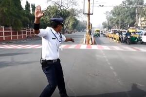 Pogledajte: Saobraćajac u Indiji reguliše gužvu plešući kao Majkl...