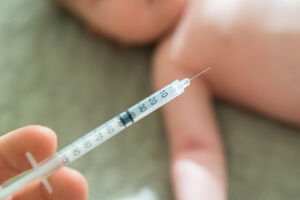 Poljska: Bračni par iz bolnice oteo bebu da je ne bi vakcinisali