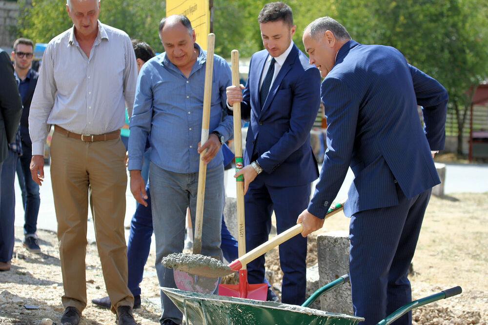 Njeguši, Aleksandar Bogdanović, Milutin Simović, Foto: Prijestonica Cetinje