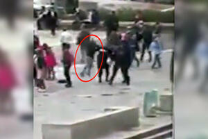 Pojavio se video: Trenutak kada muškarac napada čekićem policajca...