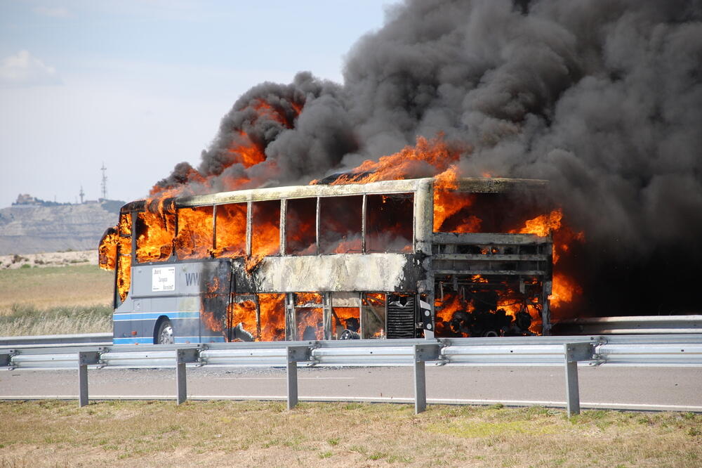 Autobus gori, Foto: Shutterstock