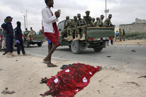 Somalija: Bombaš samoubica prerušen u vojnika aktivirao eksploziv...