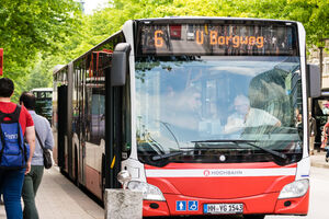 Hamburg: Bačen suzavac u autobus u kome je bilo 50 putnika, šest...