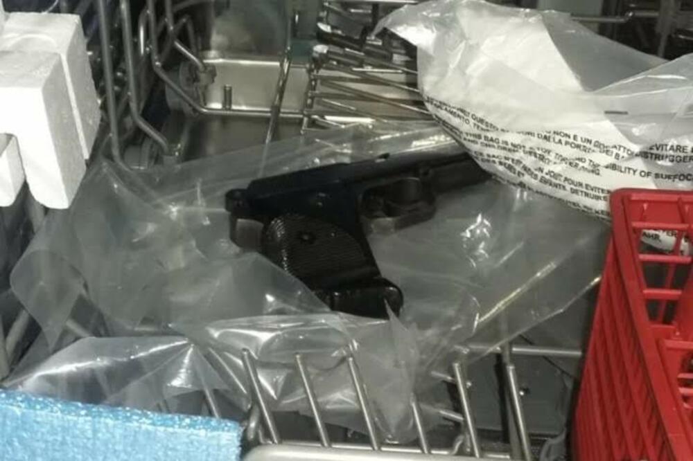 Pištolj pronađen u kući Klikovca, Foto: Uprava policije