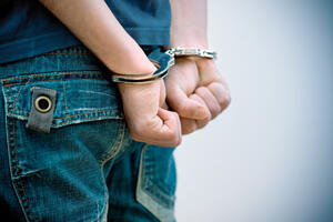 Uhapšeni tinejdžeri: Prijetili pištoljima, pa ukrali novac i...