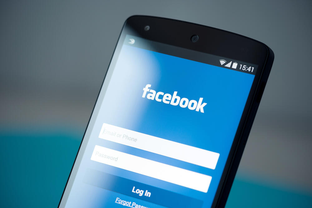 Nexus 5, telefon, Facebook, Foto: Shutterstock