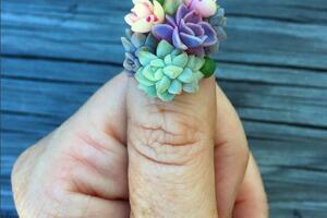 Minijaturno cvijeće kao da raste iz noktiju