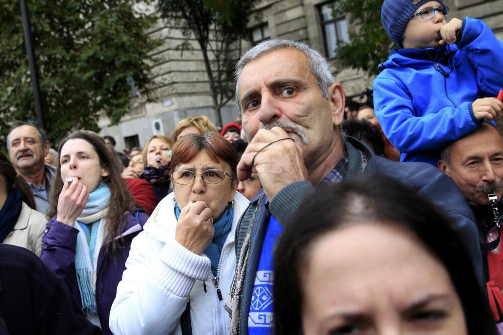 pištaljke, protest, Mađarska, Foto: Reuters