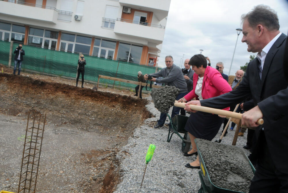 Zgrada za penzionere, kamen temeljac, Slavoljub Stijepović