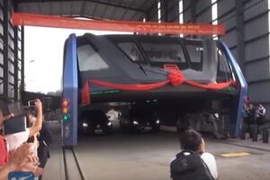 Predstavljen futuristički autobus u Kini koji "leti" nad...