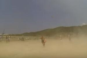 Pogledajte kako izgleda kad avion napravi pješčanu oluju na plaži