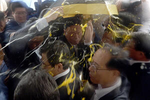 Pogledajte: Južnokorejci gađali premijera jajima