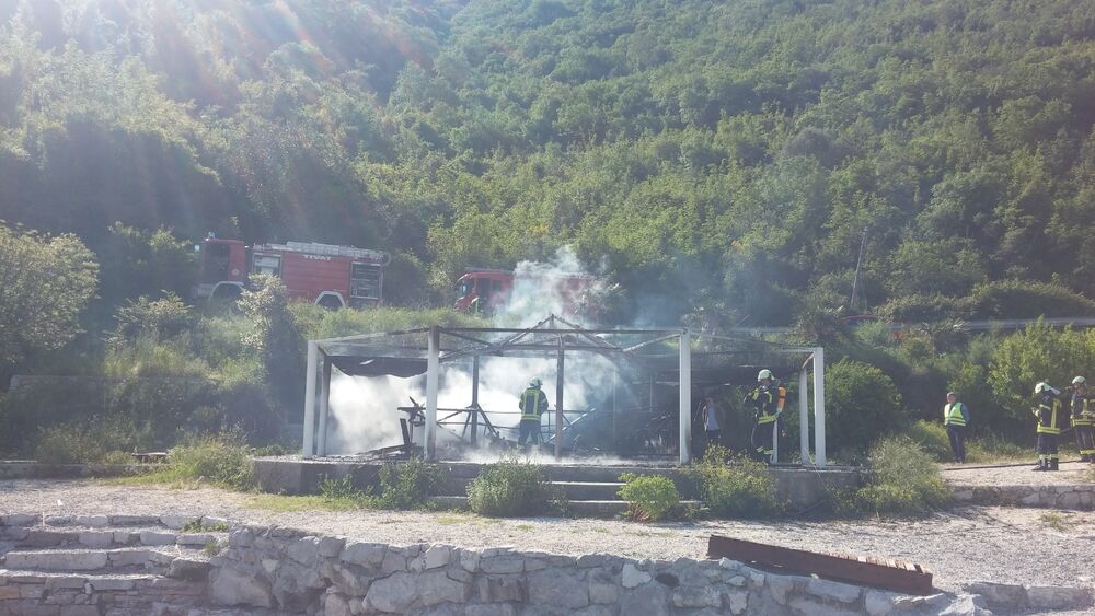 Požar, Plažni bar Verige beach, Tivat