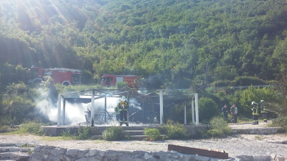 Požar, Plažni bar Verige beach, Tivat