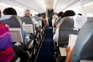 SAD: Putnici aplaudirali izbacivanju bolesnog dječaka iz aviona