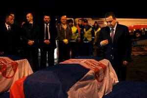Avion sa tijelima službenika srpske ambasade sletio u Beograd