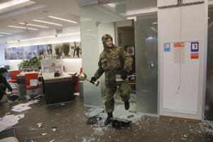 Ukrajinski nacionalisti gađali kamenicama ruske banke